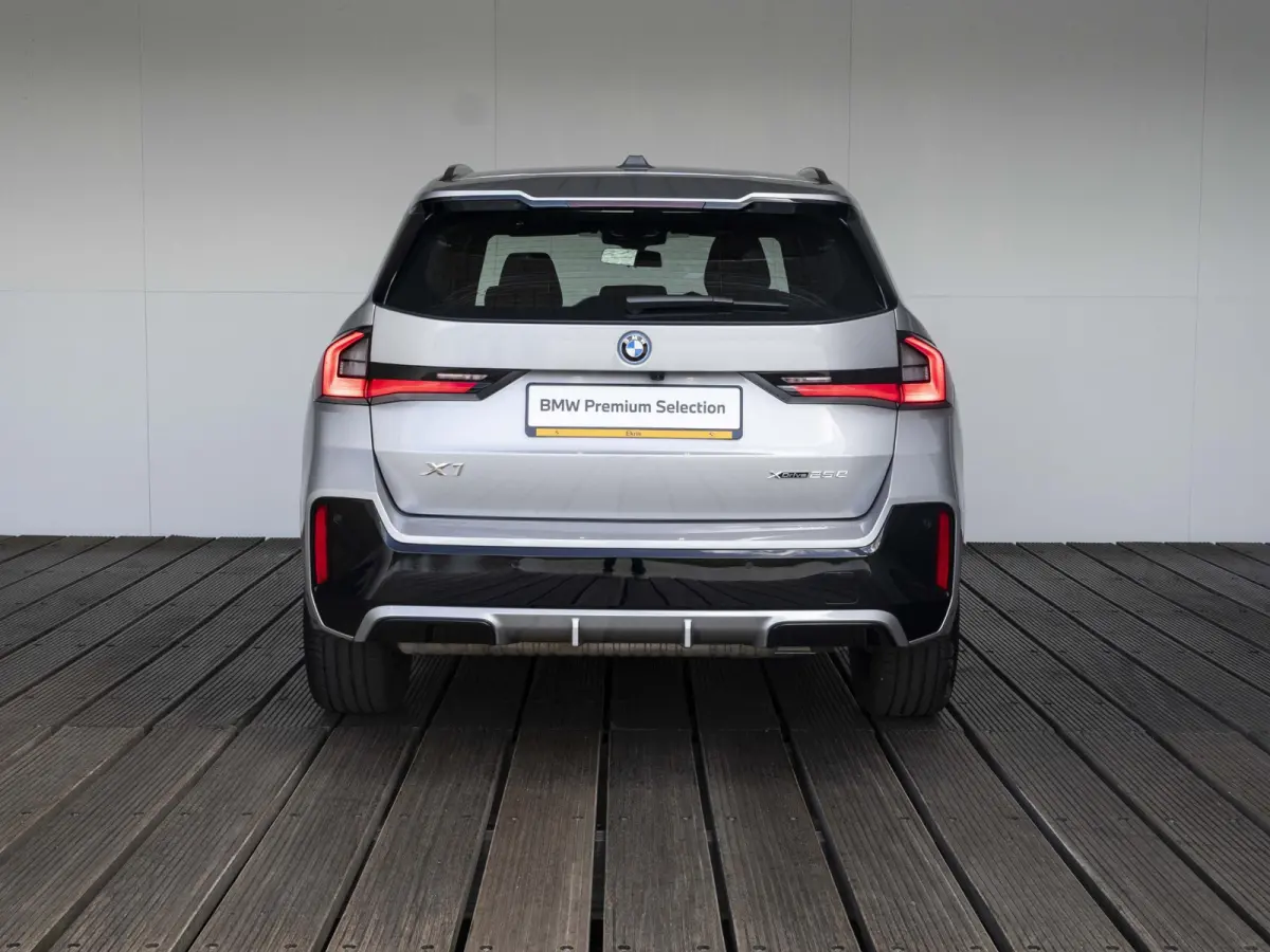 xDrive25e SoH 100% | M Sportpakket | Premium Pack | Comfort Access | Achteruitrijcamera | Stoelverwarming | 18''