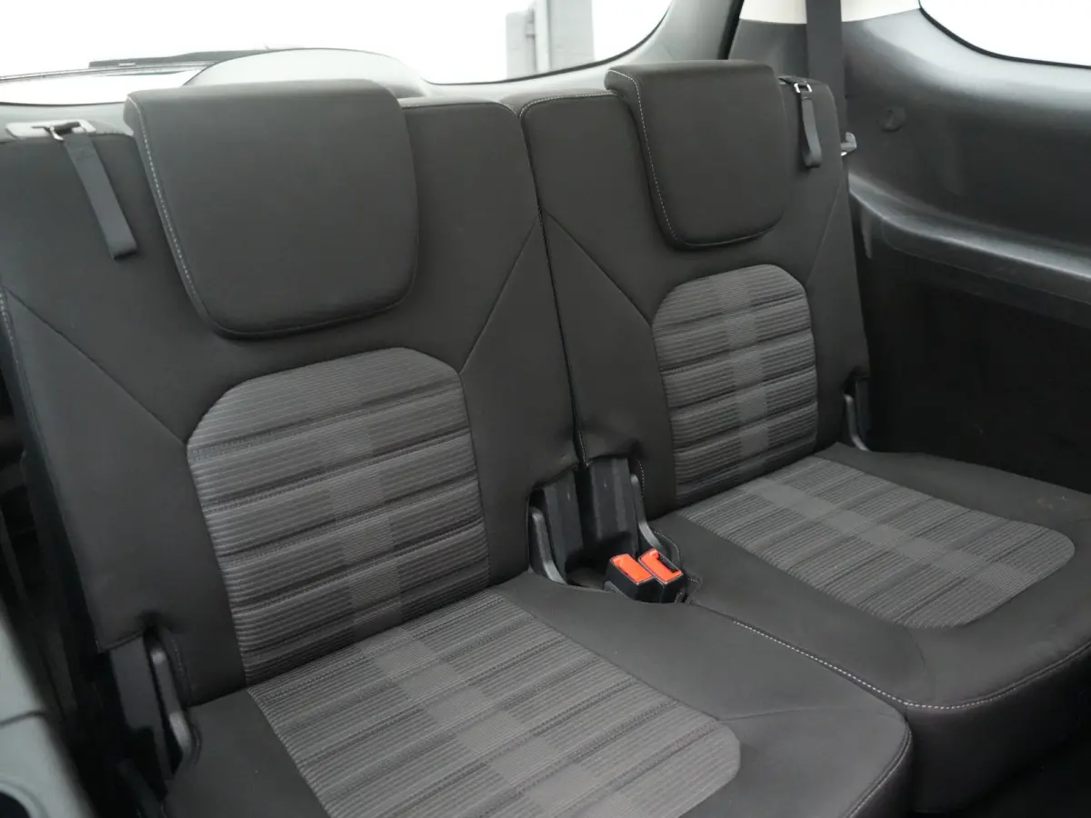 2.0 Titanium Automaat 7 Persoons 241pk | Camera | Apple Carplay | Voorstoelen Verwarmd | Cruise Control | LED Koplampen | Navigatie |