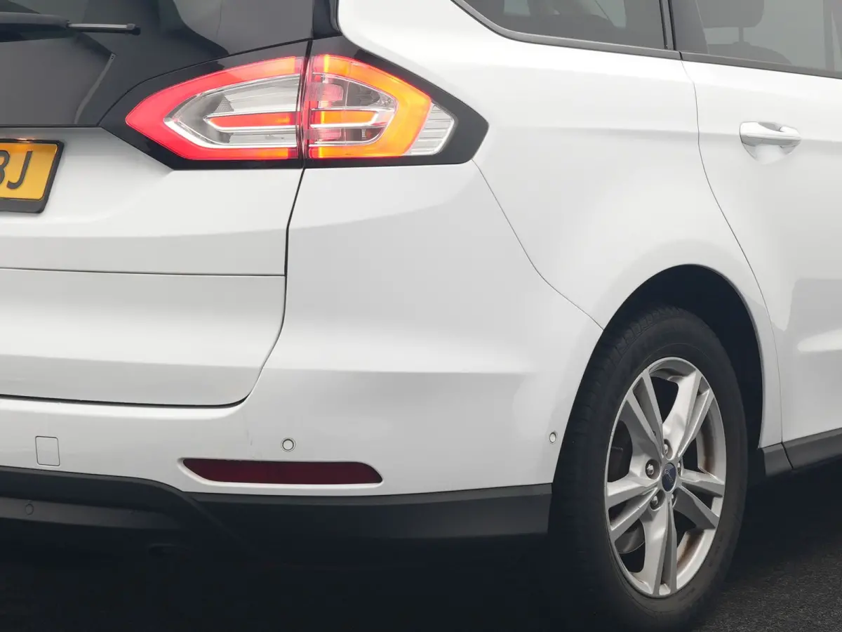 2.0 Titanium Automaat 7 Persoons 241pk | Camera | Apple Carplay | Voorstoelen Verwarmd | Cruise Control | LED Koplampen | Navigatie |