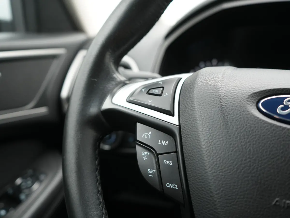 2.0 Titanium Automaat 7 Persoons 241pk | Camera | Apple Carplay | Voorstoelen Verwarmd | Cruise Control | LED Koplampen | Navigatie |
