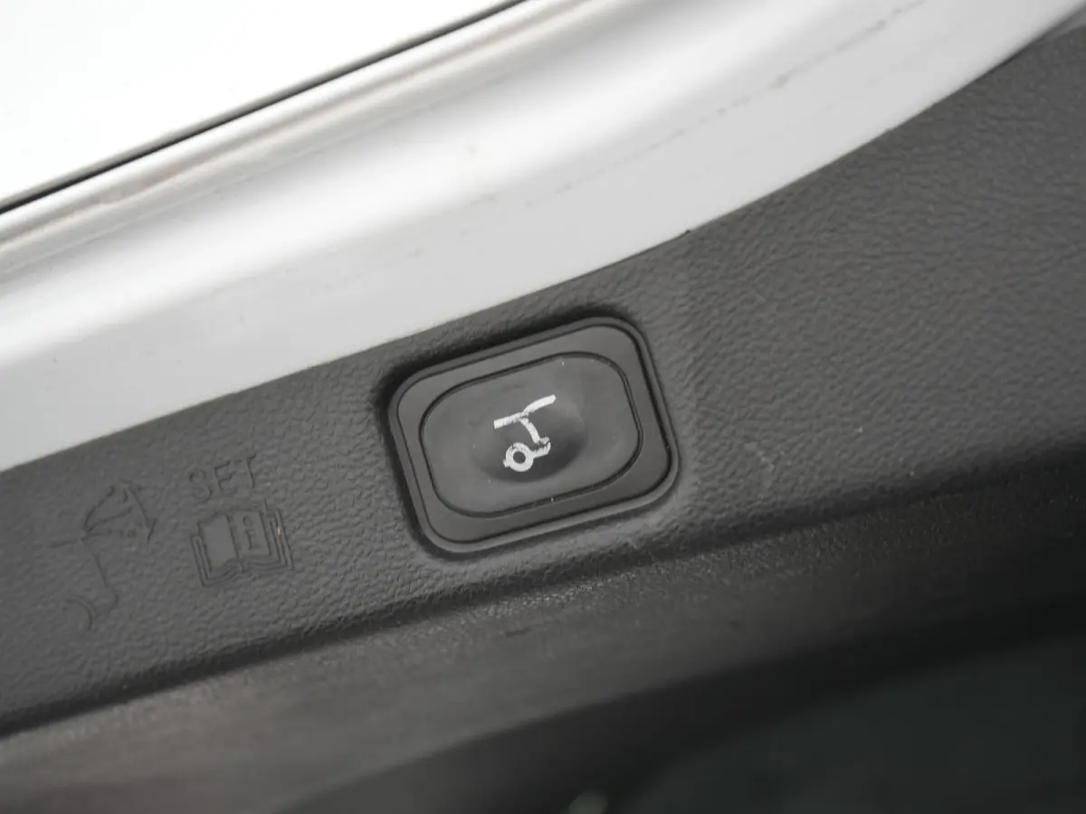 2.0 Titanium Automaat 7 Persoons 241pk | Camera | Apple Carplay | Voorstoelen Verwarmd | Cruise Control | LED Koplampen | Navigatie |