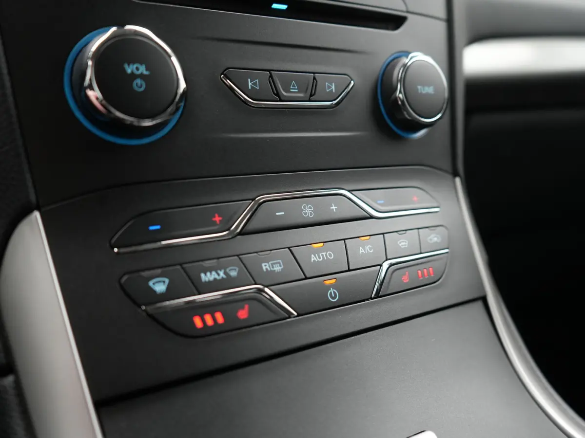 2.0 Titanium Automaat 7 Persoons 241pk | Camera | Apple Carplay | Voorstoelen Verwarmd | Cruise Control | LED Koplampen | Navigatie |