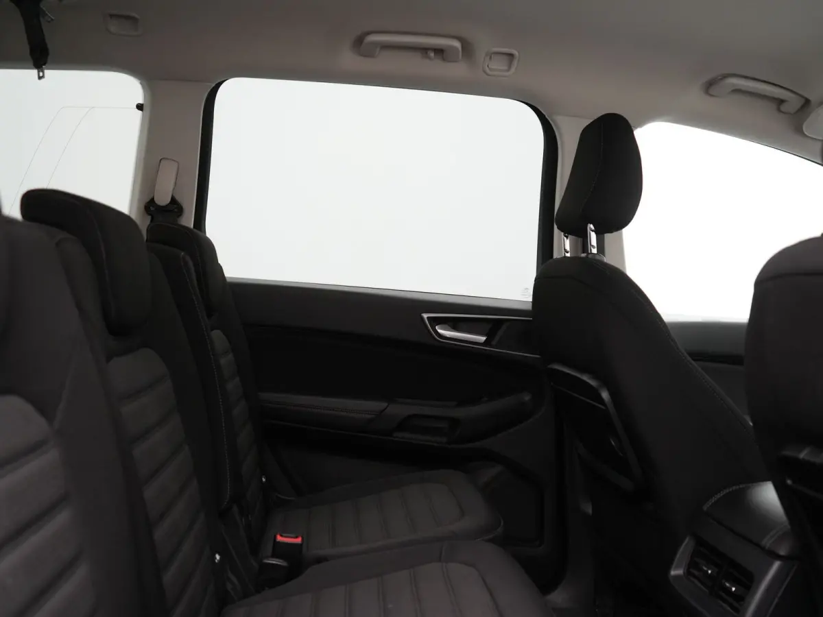 2.0 Titanium Automaat 7 Persoons 241pk | Camera | Apple Carplay | Voorstoelen Verwarmd | Cruise Control | LED Koplampen | Navigatie |