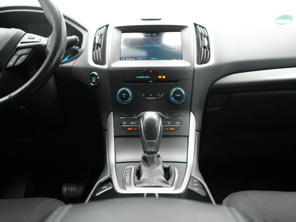 2.0 Titanium Automaat 7 Persoons 241pk | Camera | Apple Carplay | Voorstoelen Verwarmd | Cruise Control | LED Koplampen | Navigatie |