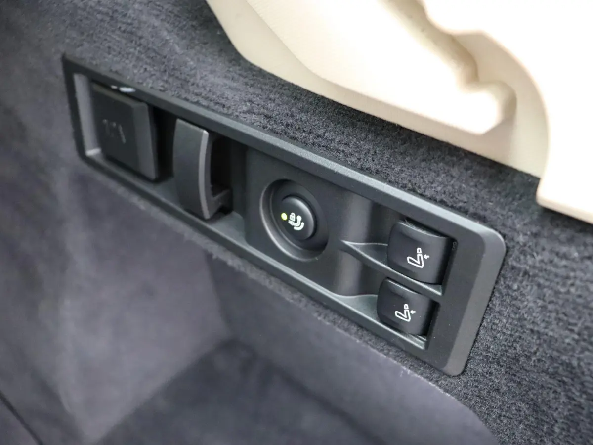 330e Business Edition | Model Sport Line | SoH 89% | Comfort Access | Achteruitrijcamera | Panoramadak | Elektrisch Verstelbare Sportstoelen | Laserlight | Head-Up Display | DAB | HiFi