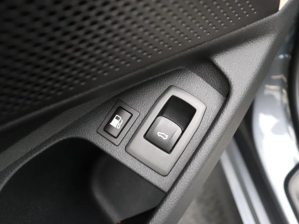 330e Business Edition | Model Sport Line | SoH 89% | Comfort Access | Achteruitrijcamera | Panoramadak | Elektrisch Verstelbare Sportstoelen | Laserlight | Head-Up Display | DAB | HiFi