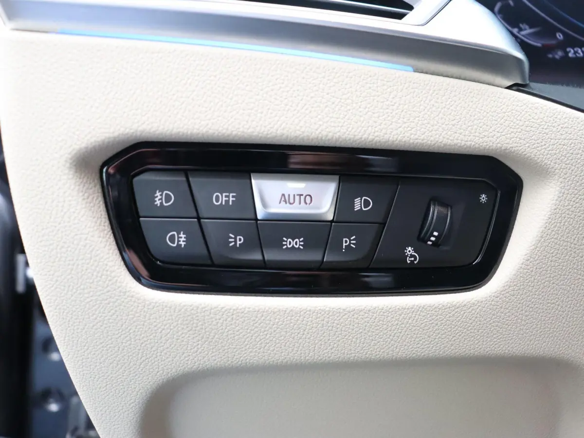330e Business Edition | Model Sport Line | SoH 89% | Comfort Access | Achteruitrijcamera | Panoramadak | Elektrisch Verstelbare Sportstoelen | Laserlight | Head-Up Display | DAB | HiFi