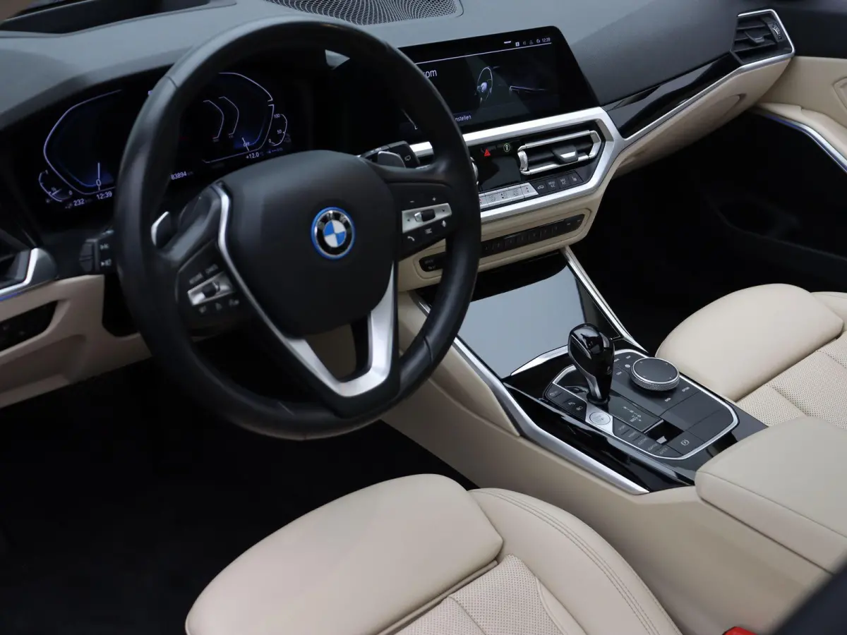 330e Business Edition | Model Sport Line | SoH 89% | Comfort Access | Achteruitrijcamera | Panoramadak | Elektrisch Verstelbare Sportstoelen | Laserlight | Head-Up Display | DAB | HiFi