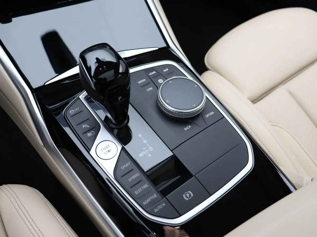 330e Business Edition | Model Sport Line | SoH 89% | Comfort Access | Achteruitrijcamera | Panoramadak | Elektrisch Verstelbare Sportstoelen | Laserlight | Head-Up Display | DAB | HiFi