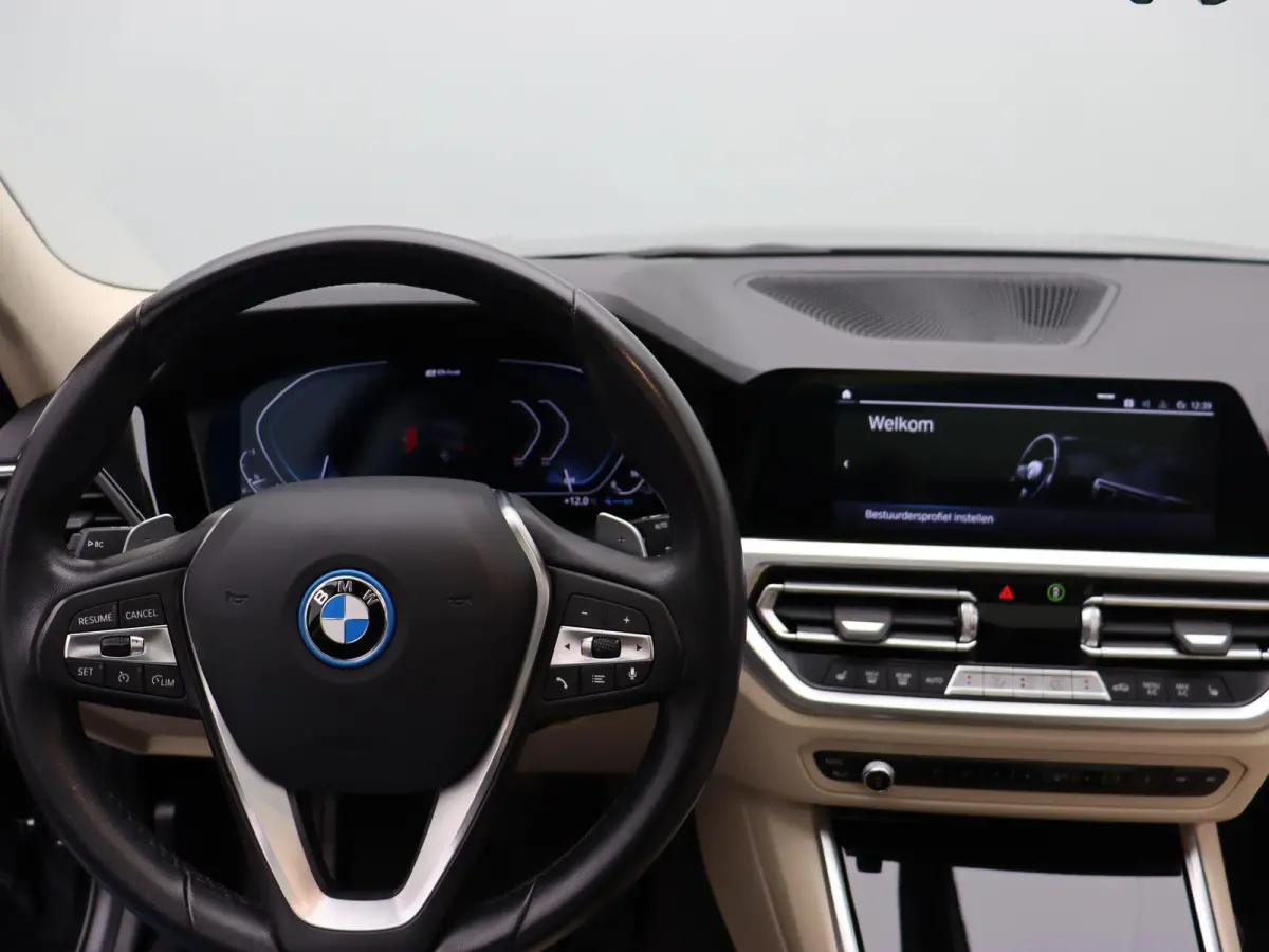 330e Business Edition | Model Sport Line | SoH 89% | Comfort Access | Achteruitrijcamera | Panoramadak | Elektrisch Verstelbare Sportstoelen | Laserlight | Head-Up Display | DAB | HiFi