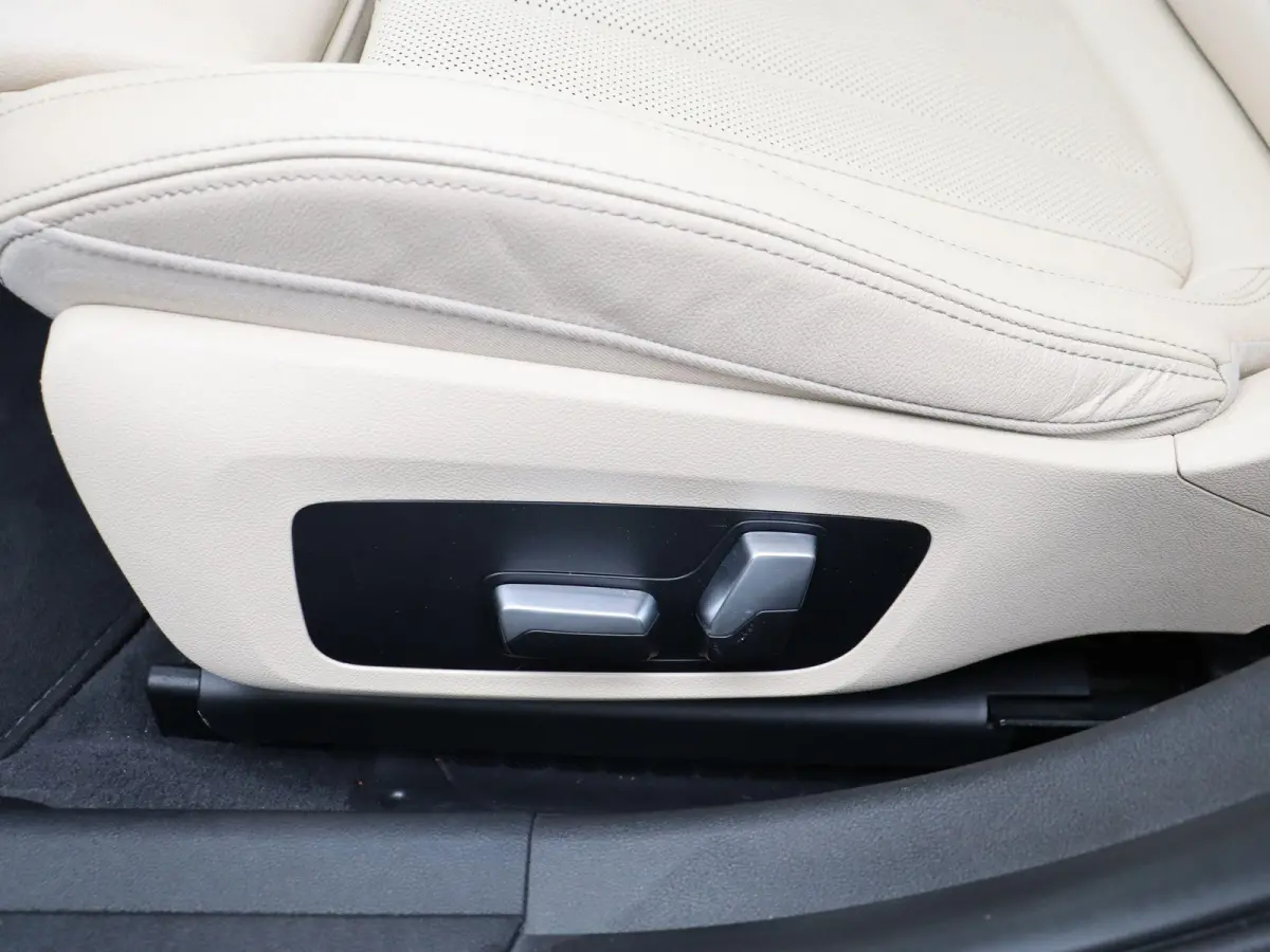 330e Business Edition | Model Sport Line | SoH 89% | Comfort Access | Achteruitrijcamera | Panoramadak | Elektrisch Verstelbare Sportstoelen | Laserlight | Head-Up Display | DAB | HiFi
