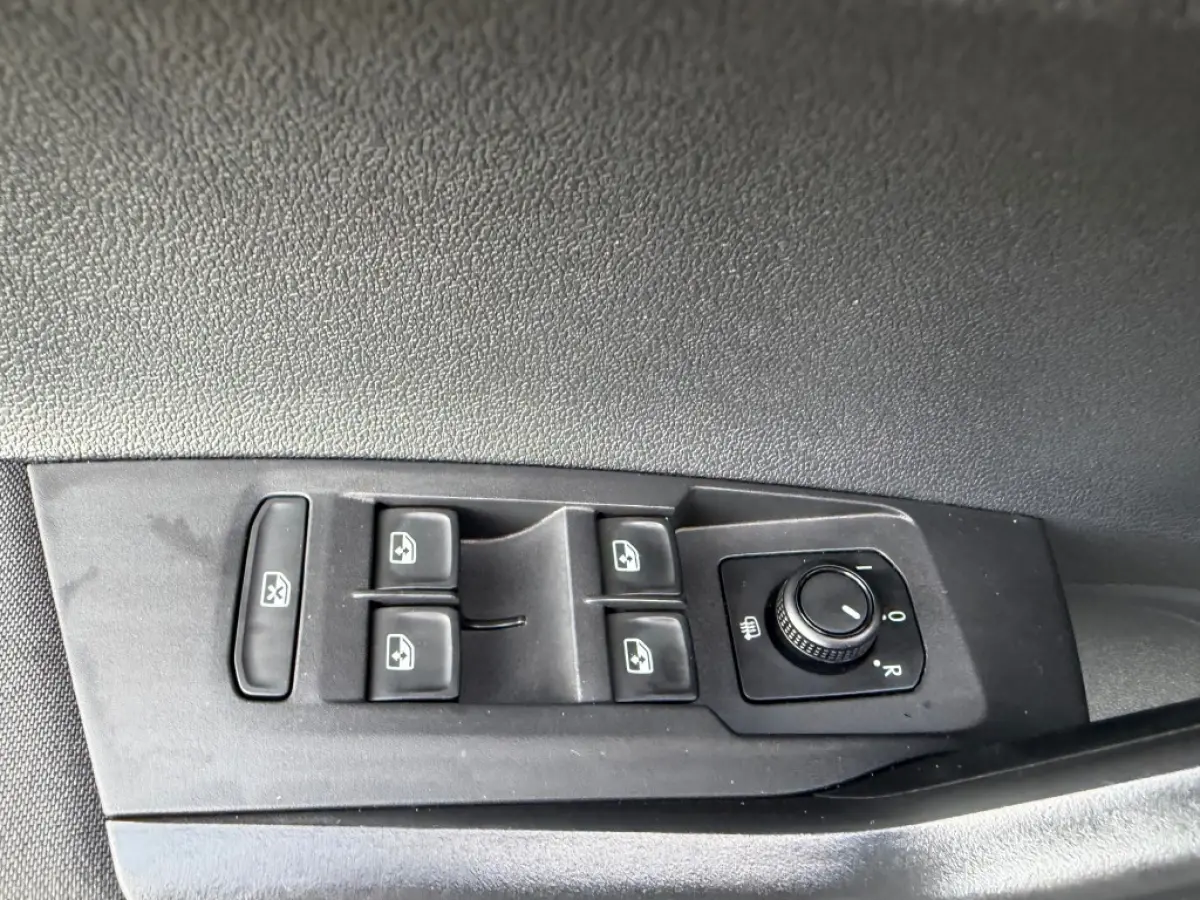 1.0 MPI NAVI AIRCO PDC CRUISE CONTROL