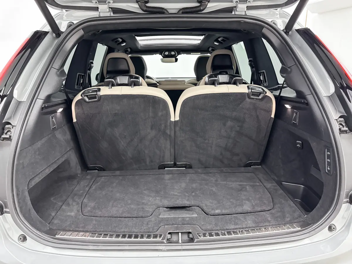 T8 Recharge Ultra Dark | 21 | Luchtvering | Trekhaak | Getint Glas | Harman Kardon | 360 Camera | Head-Up | Elektr. verst. Stoelen | Matrix LED | Panoramadak
