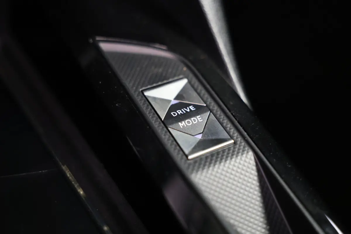 PERFORMANCE AVM VIRTUAL NAVI HEADUP CLIMA STOELVW PARKASS. "20