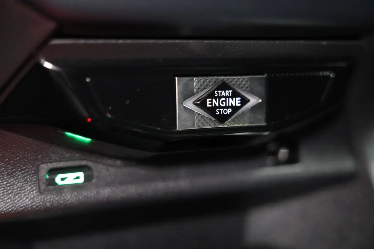 PERFORMANCE AVM VIRTUAL NAVI HEADUP CLIMA STOELVW PARKASS. "20