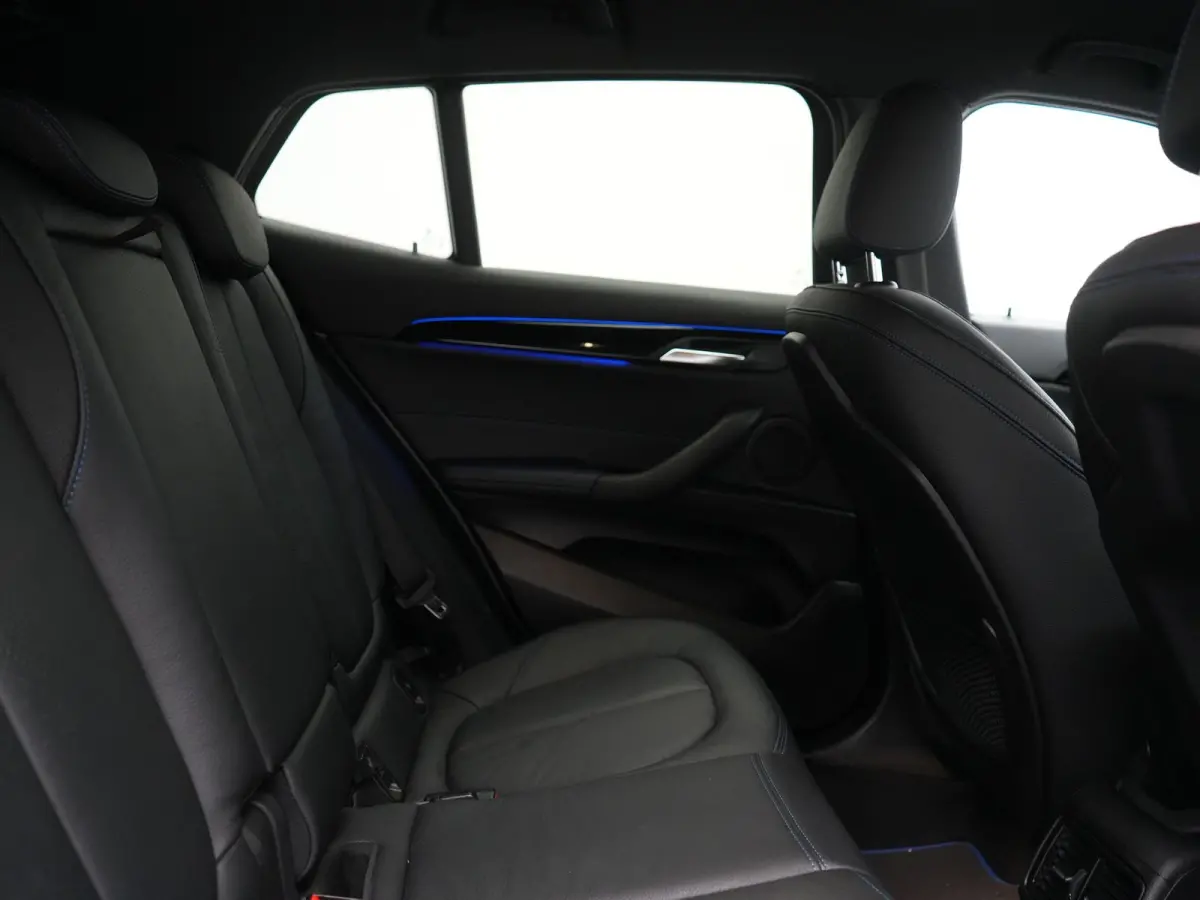 sDrive18i M Sport 140pk Dealer O.H. | Camera | Lederen Sportstoelen Verwarmd | Led Koplampen | Sfeerverlichting | Standkachel | Navigatie | DAB | 19''L.M. |