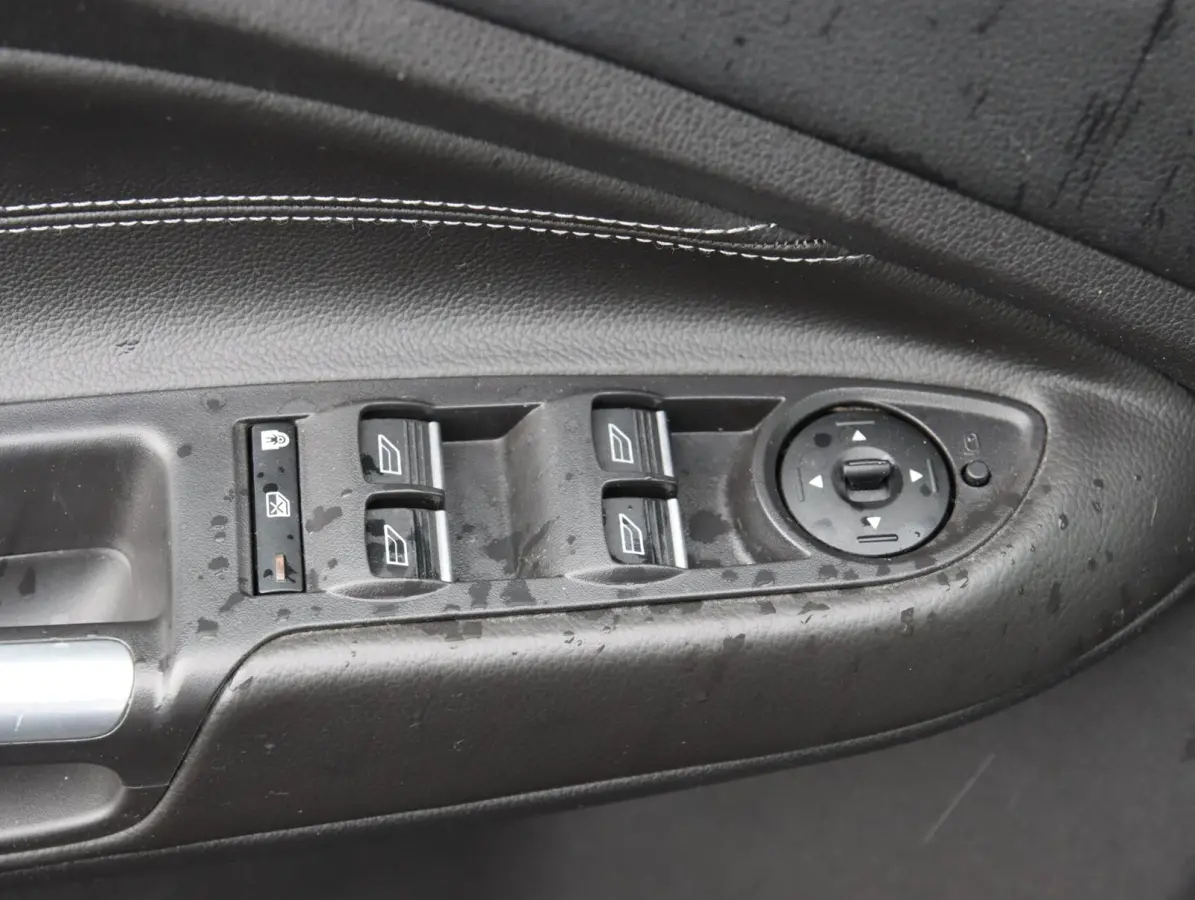 1.0 Titanium | Panoramadak | Full Options |