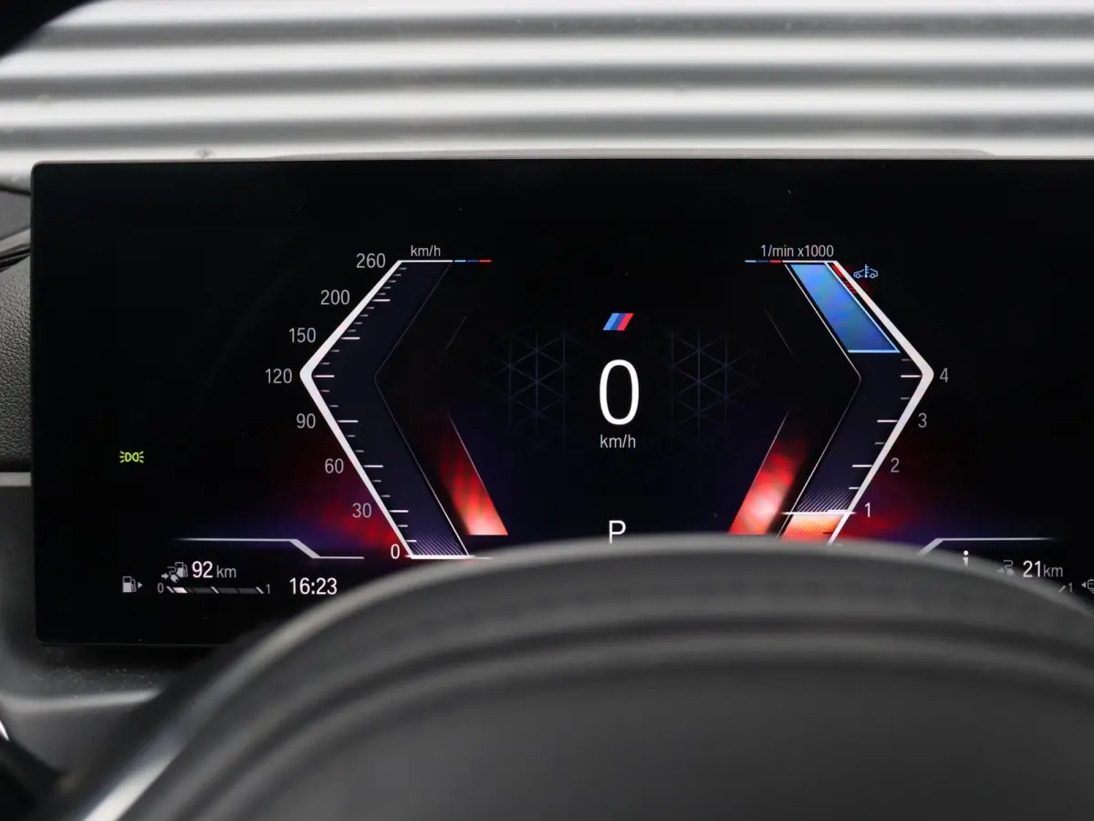 320e | High Executive | M Sportpakket Pro | Sportstoelen | Adaptive LED | Verwarmbare Voorstoelen | Apple Carplay | SOH 99% | 18'' LMV