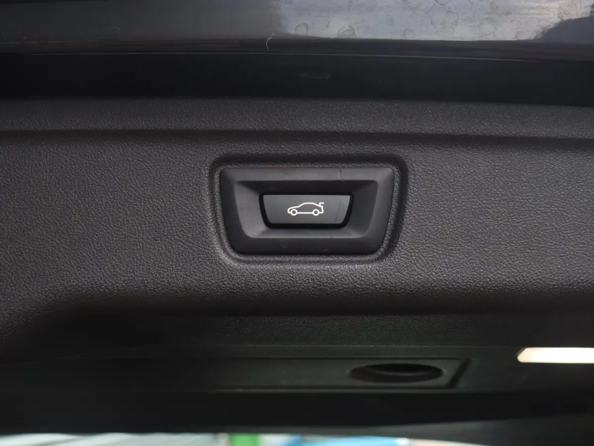 320e | High Executive | M Sportpakket Pro | Sportstoelen | Adaptive LED | Verwarmbare Voorstoelen | Apple Carplay | SOH 99% | 18'' LMV
