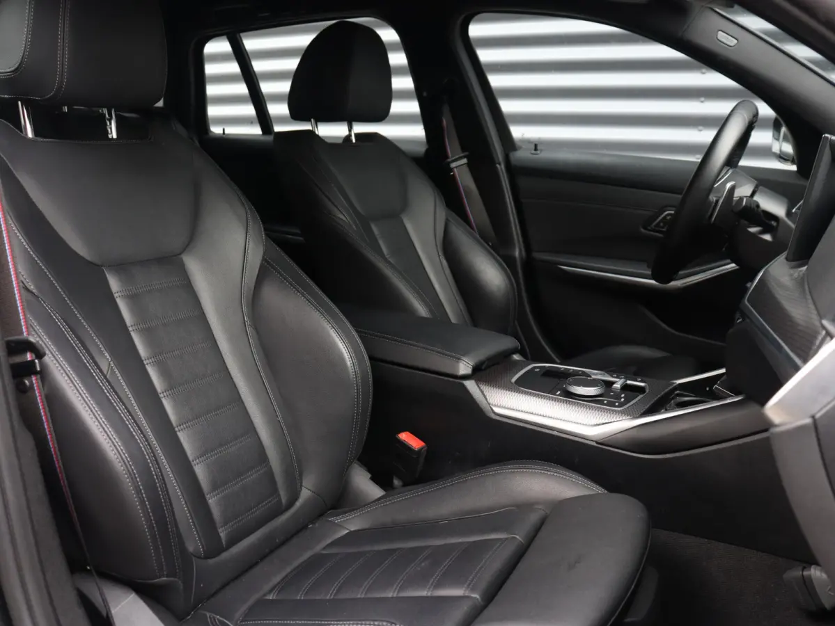 320e | High Executive | M Sportpakket Pro | Sportstoelen | Adaptive LED | Verwarmbare Voorstoelen | Apple Carplay | SOH 99% | 18'' LMV
