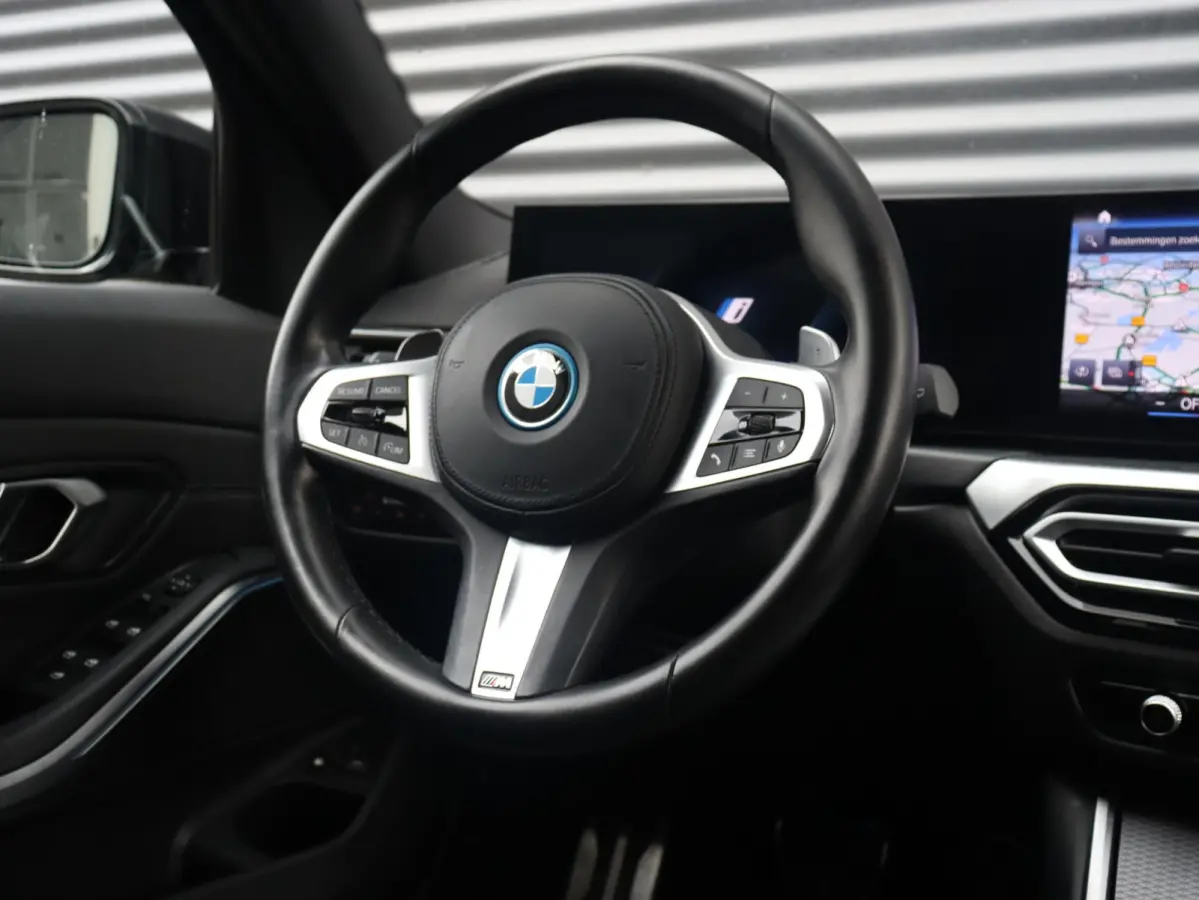 320e | High Executive | M Sportpakket Pro | Sportstoelen | Adaptive LED | Verwarmbare Voorstoelen | Apple Carplay | SOH 99% | 18'' LMV