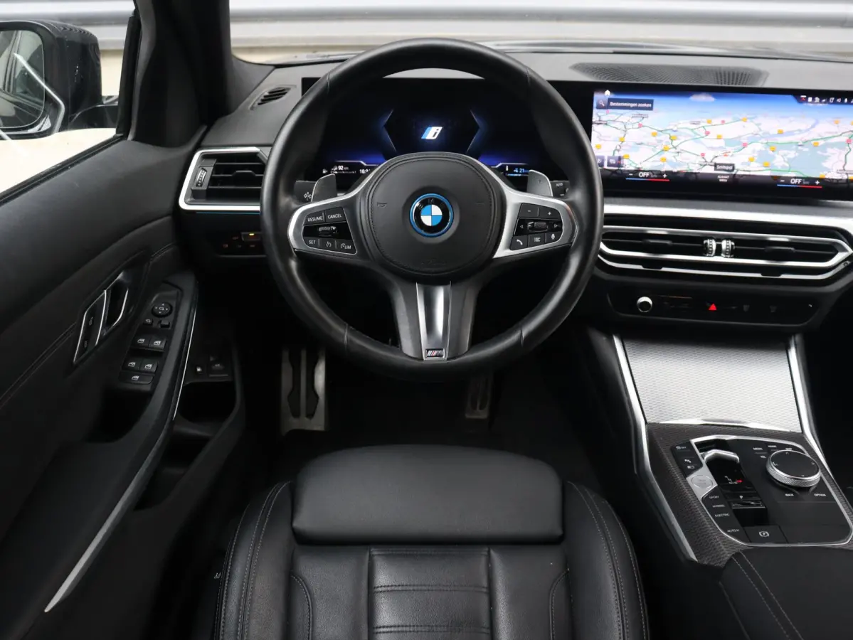 320e | High Executive | M Sportpakket Pro | Sportstoelen | Adaptive LED | Verwarmbare Voorstoelen | Apple Carplay | SOH 99% | 18'' LMV
