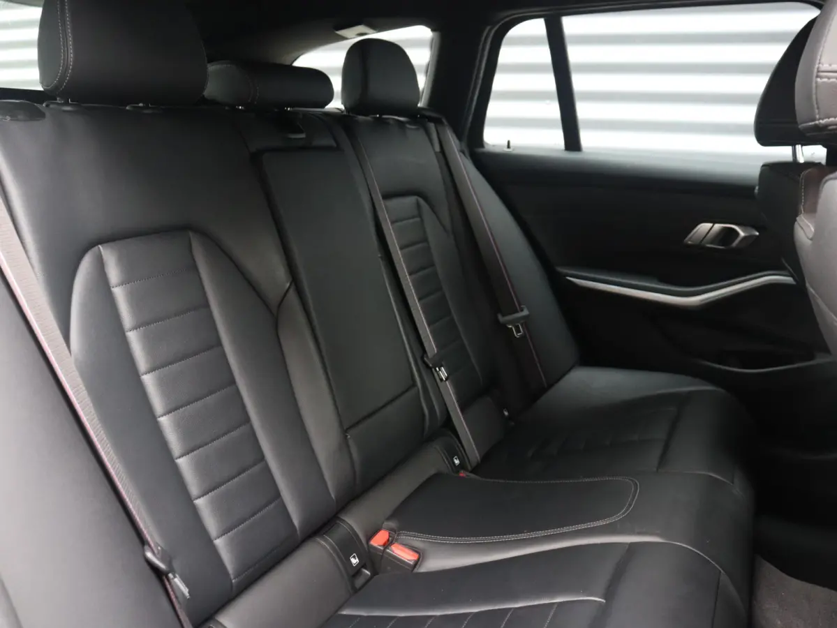 320e | High Executive | M Sportpakket Pro | Sportstoelen | Adaptive LED | Verwarmbare Voorstoelen | Apple Carplay | SOH 99% | 18'' LMV