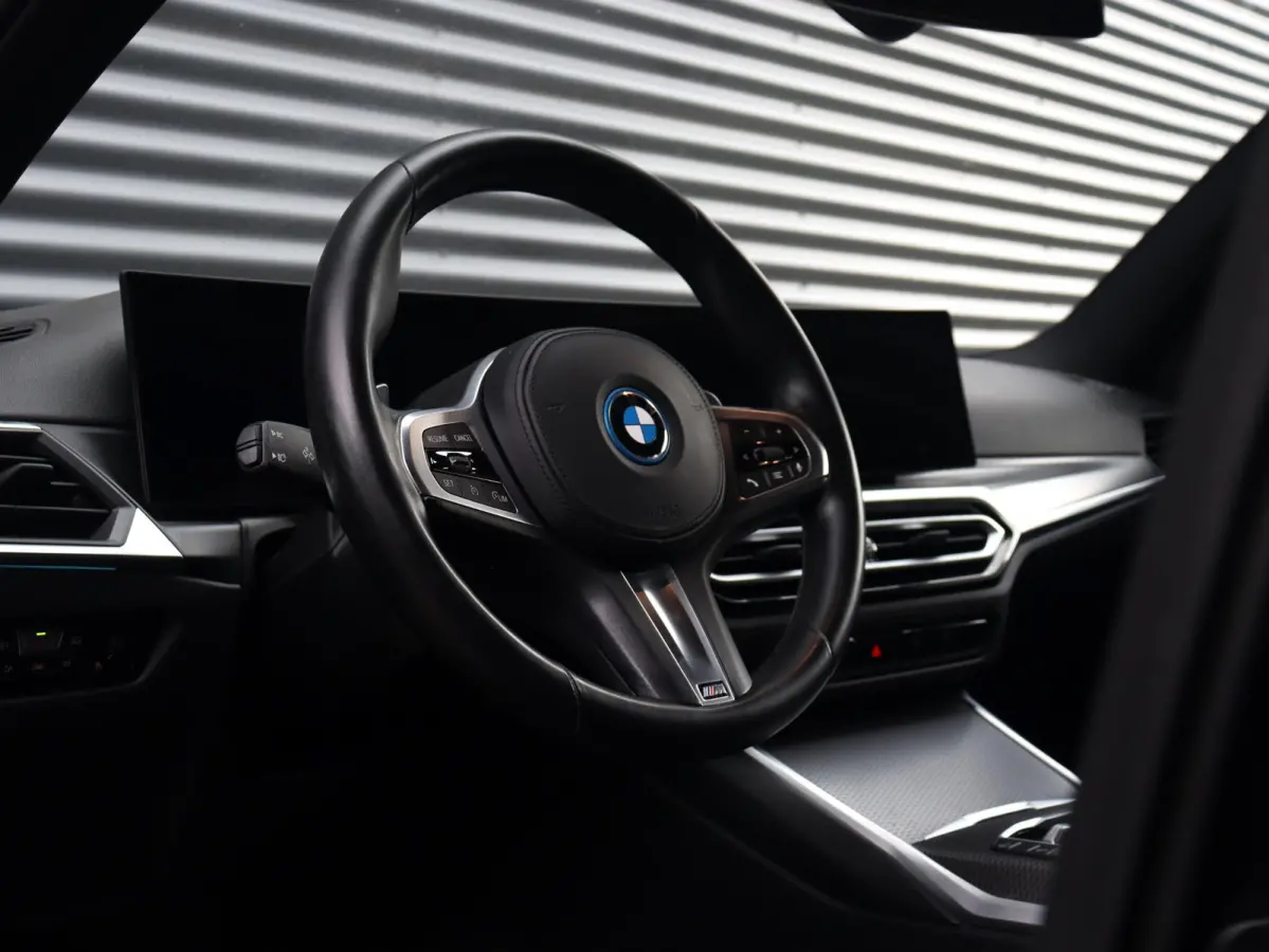 320e | High Executive | M Sportpakket Pro | Sportstoelen | Adaptive LED | Verwarmbare Voorstoelen | Apple Carplay | SOH 99% | 18'' LMV