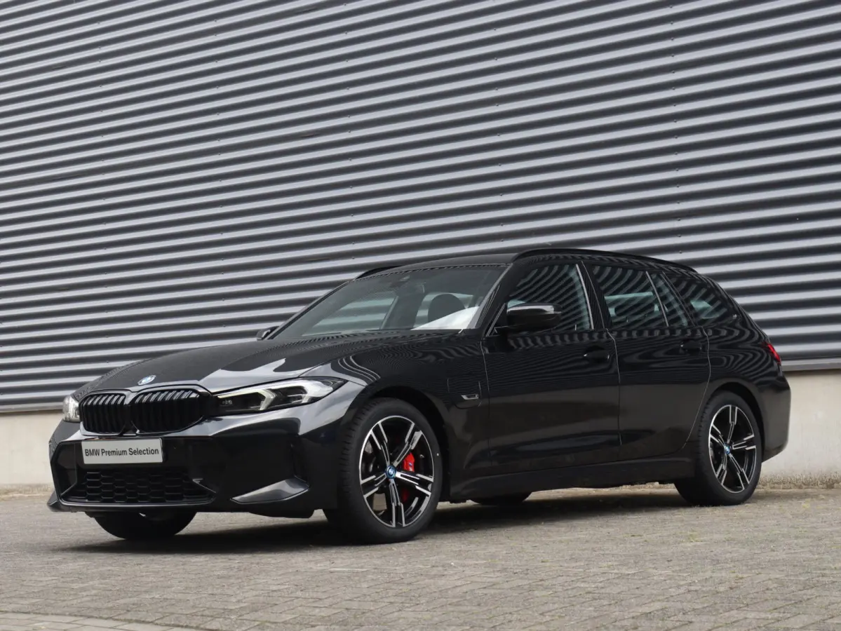 320e | High Executive | M Sportpakket Pro | Sportstoelen | Adaptive LED | Verwarmbare Voorstoelen | Apple Carplay | SOH 99% | 18'' LMV