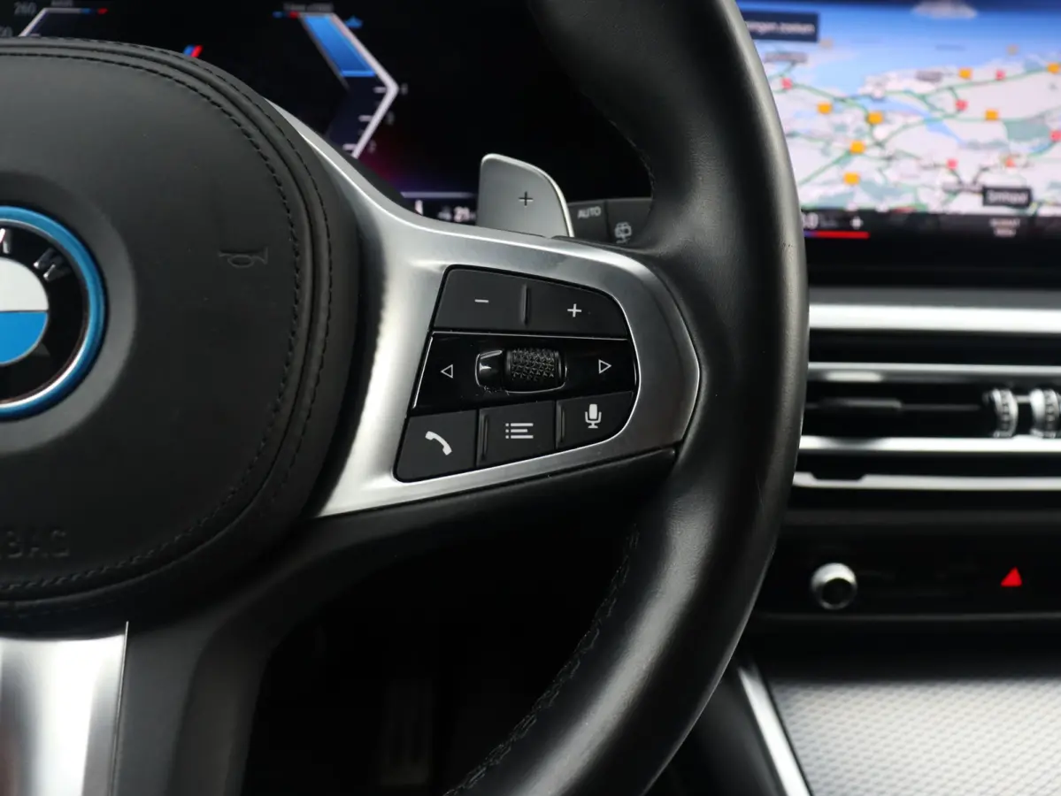 320e | High Executive | M Sportpakket Pro | Sportstoelen | Adaptive LED | Verwarmbare Voorstoelen | Apple Carplay | SOH 99% | 18'' LMV