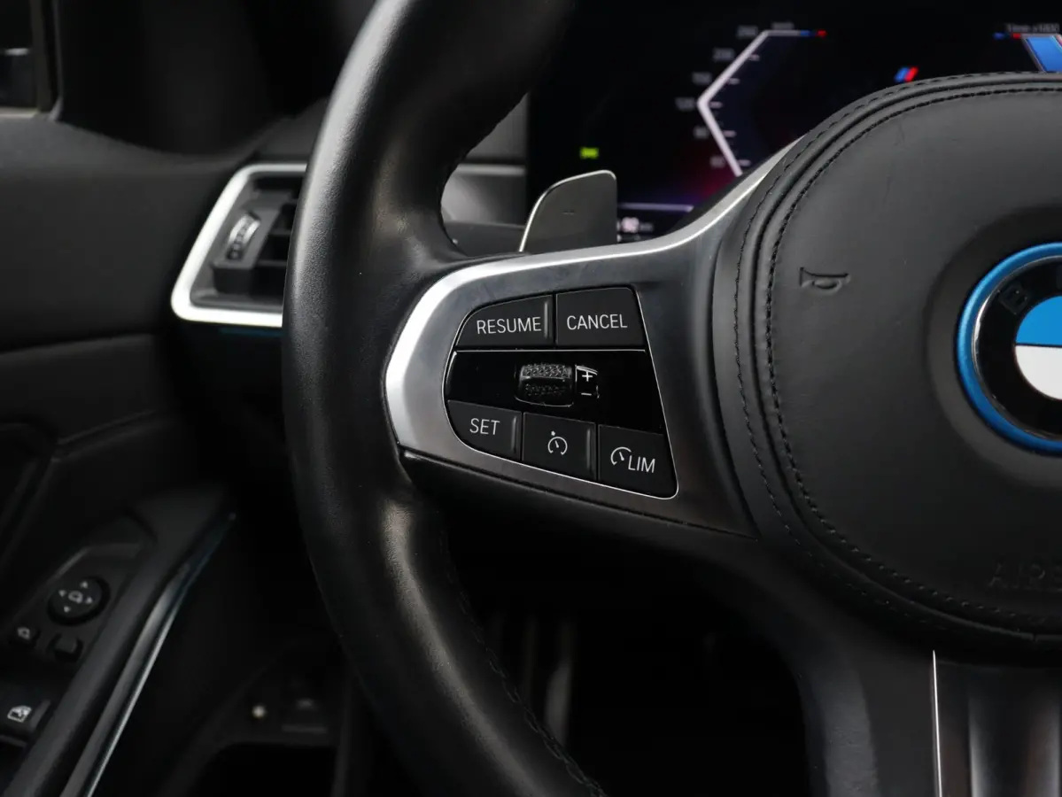 320e | High Executive | M Sportpakket Pro | Sportstoelen | Adaptive LED | Verwarmbare Voorstoelen | Apple Carplay | SOH 99% | 18'' LMV