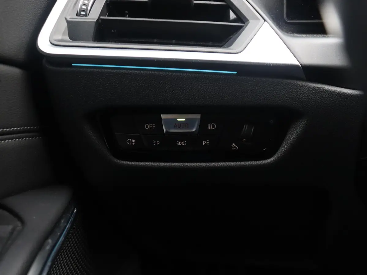 320e | High Executive | M Sportpakket Pro | Sportstoelen | Adaptive LED | Verwarmbare Voorstoelen | Apple Carplay | SOH 99% | 18'' LMV