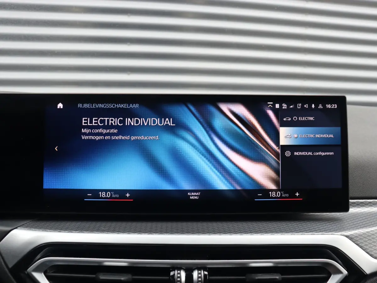 320e | High Executive | M Sportpakket Pro | Sportstoelen | Adaptive LED | Verwarmbare Voorstoelen | Apple Carplay | SOH 99% | 18'' LMV