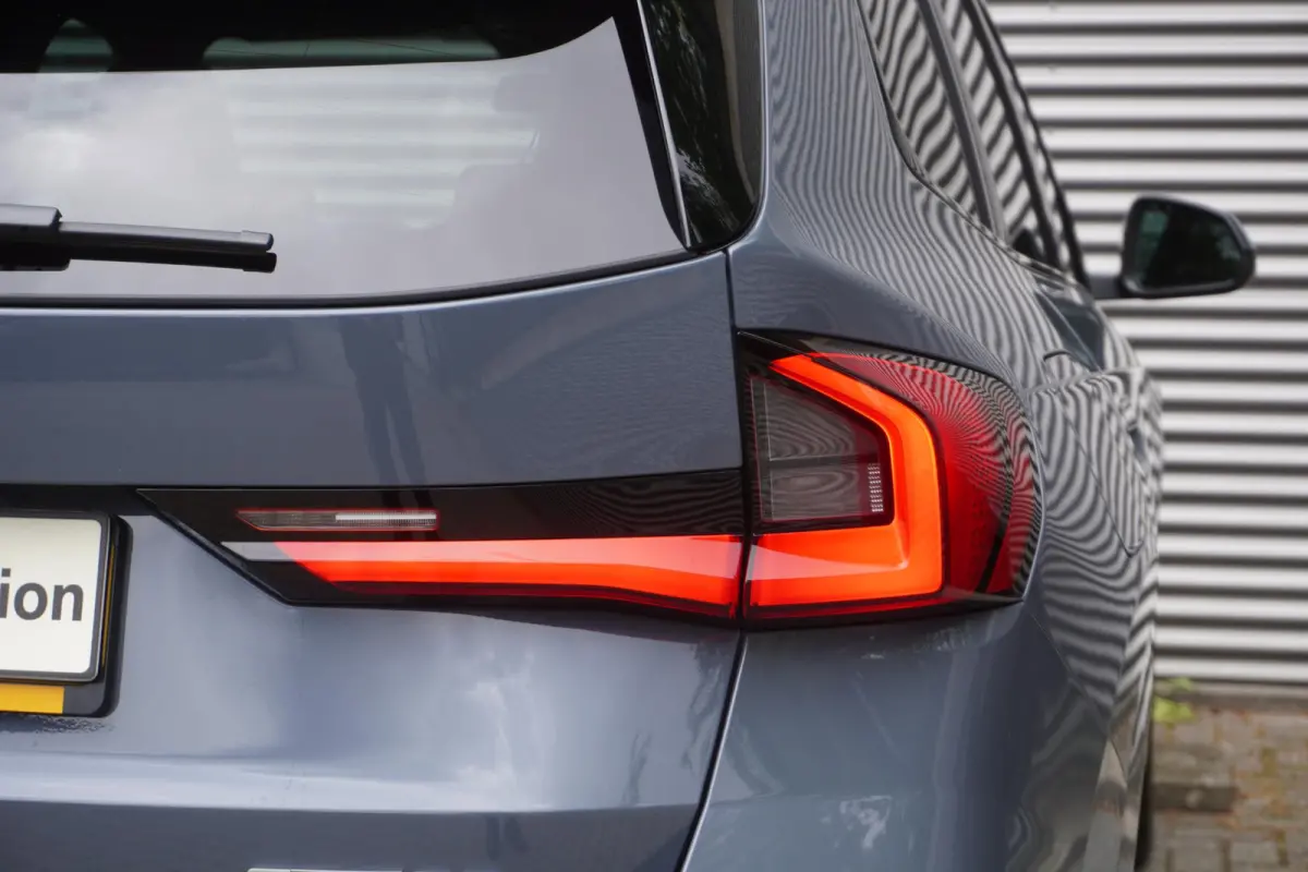 eDrive20 67 | M Sportpakket | Comfort Pack | 20 inch Multispaak | Trekhaak met elektrisch wegklapbare kogel | Glazen panoramadak | Harman-Kardon sound system