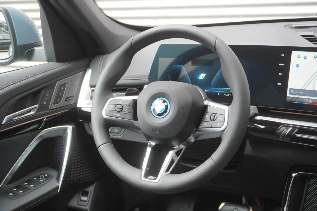 eDrive20 67 | M Sportpakket | Comfort Pack | 20 inch Multispaak | Trekhaak met elektrisch wegklapbare kogel | Glazen panoramadak | Harman-Kardon sound system