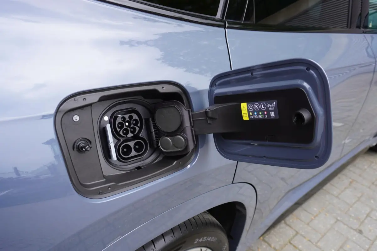 eDrive20 67 | M Sportpakket | Comfort Pack | 20 inch Multispaak | Trekhaak met elektrisch wegklapbare kogel | Glazen panoramadak | Harman-Kardon sound system