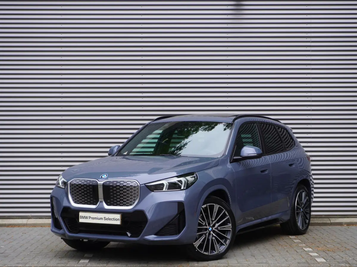 eDrive20 67 | M Sportpakket | Comfort Pack | 20 inch Multispaak | Trekhaak met elektrisch wegklapbare kogel | Glazen panoramadak | Harman-Kardon sound system