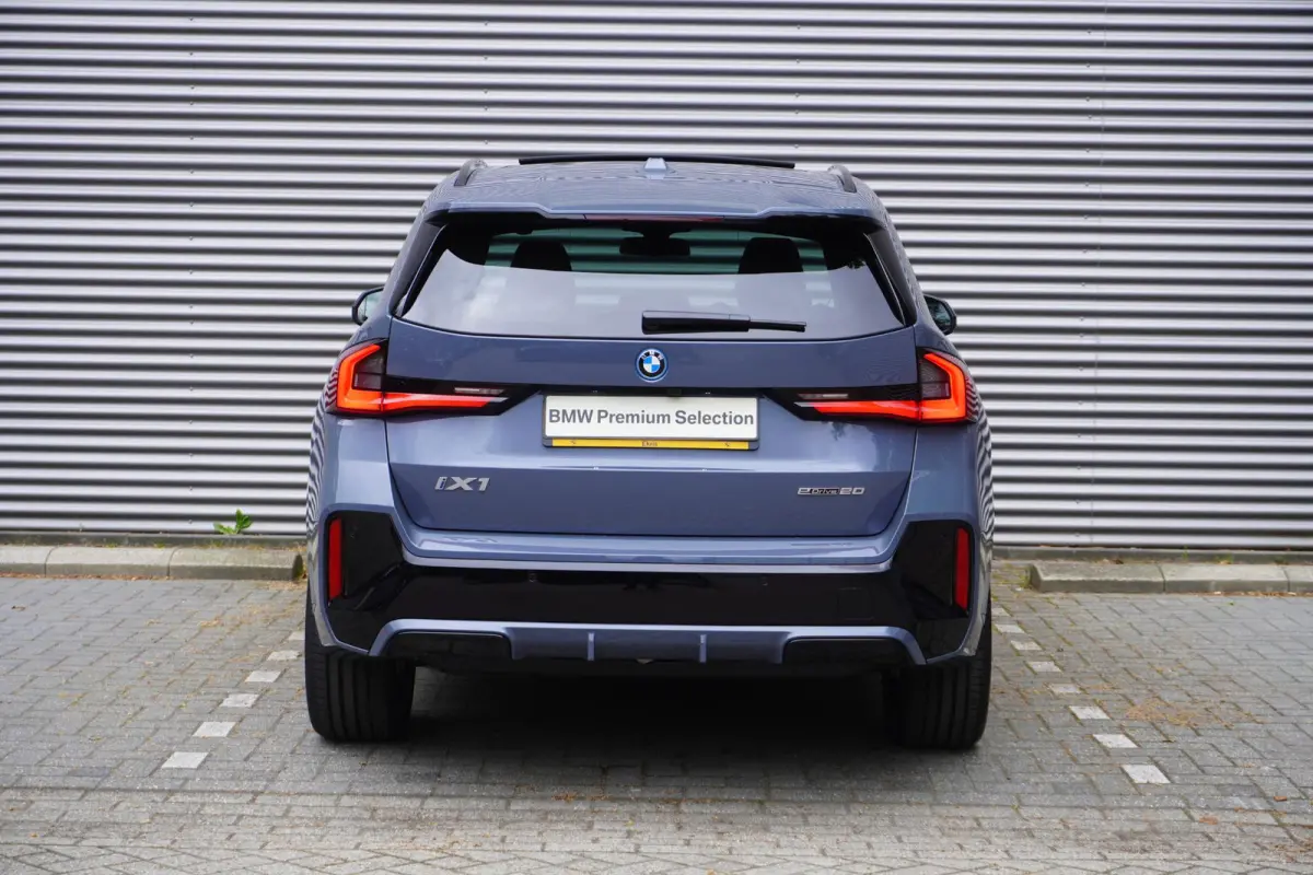 eDrive20 67 | M Sportpakket | Comfort Pack | 20 inch Multispaak | Trekhaak met elektrisch wegklapbare kogel | Glazen panoramadak | Harman-Kardon sound system