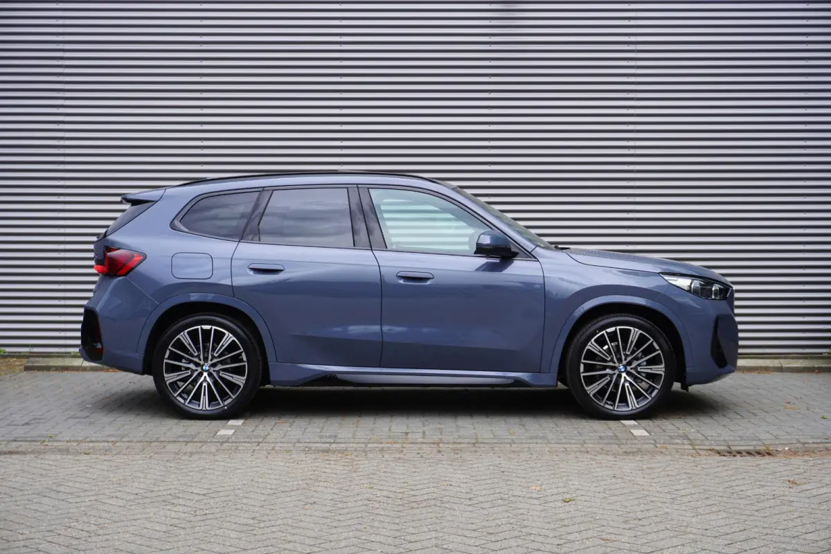 eDrive20 67 | M Sportpakket | Comfort Pack | 20 inch Multispaak | Trekhaak met elektrisch wegklapbare kogel | Glazen panoramadak | Harman-Kardon sound system