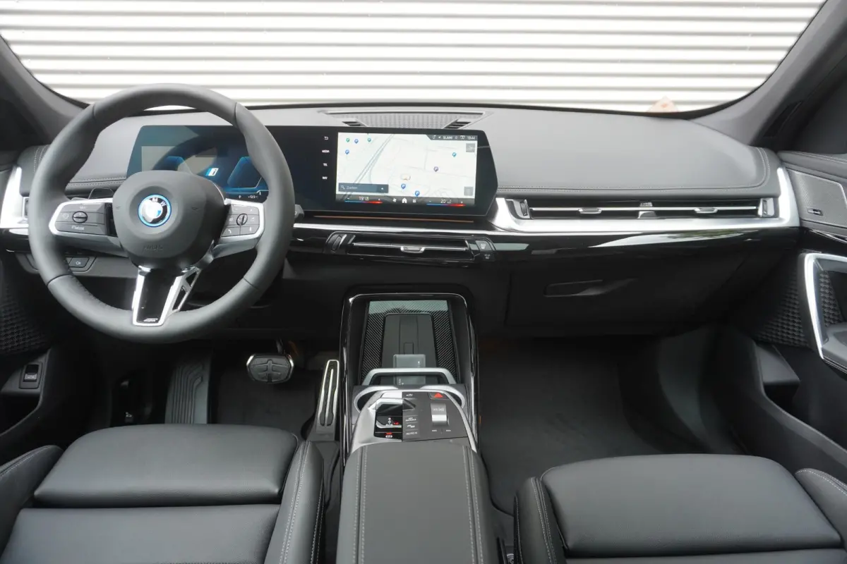 eDrive20 67 | M Sportpakket | Comfort Pack | 20 inch Multispaak | Trekhaak met elektrisch wegklapbare kogel | Glazen panoramadak | Harman-Kardon sound system