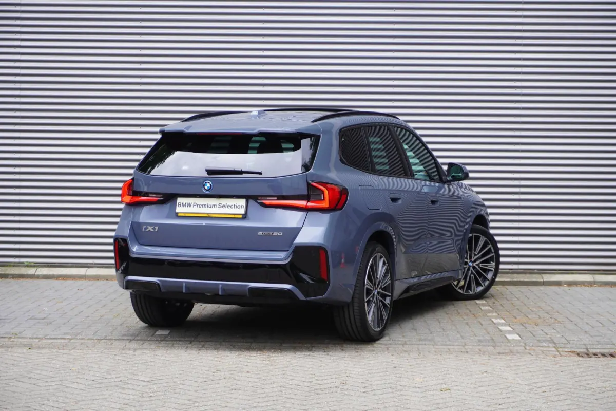 eDrive20 67 | M Sportpakket | Comfort Pack | 20 inch Multispaak | Trekhaak met elektrisch wegklapbare kogel | Glazen panoramadak | Harman-Kardon sound system
