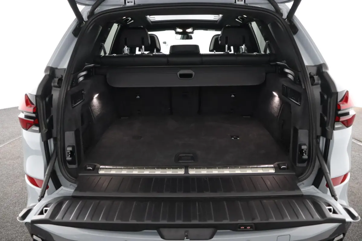 xDrive50e | SOH 100% | M Sport Pro | Skylounge Panoramadak | Driving Assistant Professional | Soft-Close | Achterasbesturing | Comfortstoelen |