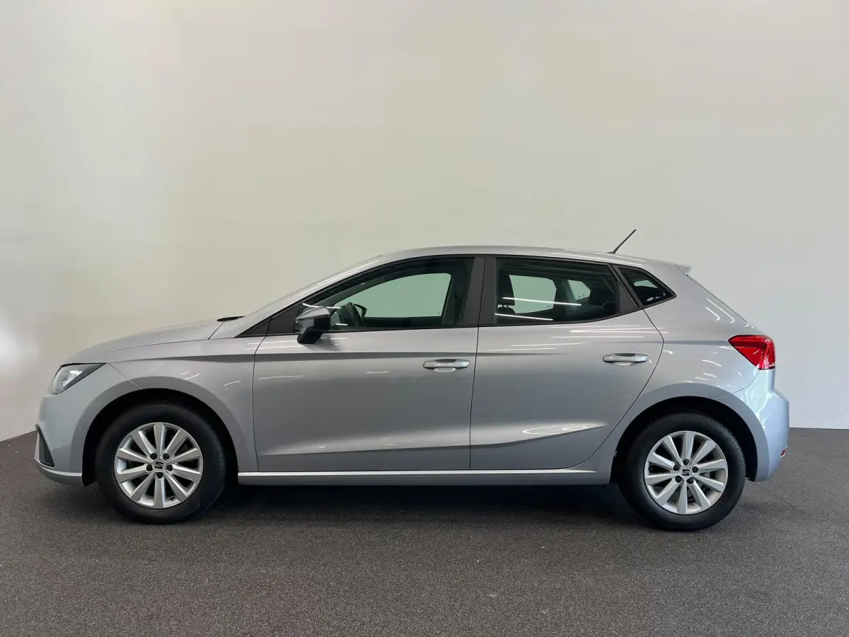 1.0 TSI 110 pk DSG Urban Silver Full LED Navi 9,2 inch CarPlay Climatronic PDC Cruise Lane Assist Front Assist DAB+ 15 inch LMV