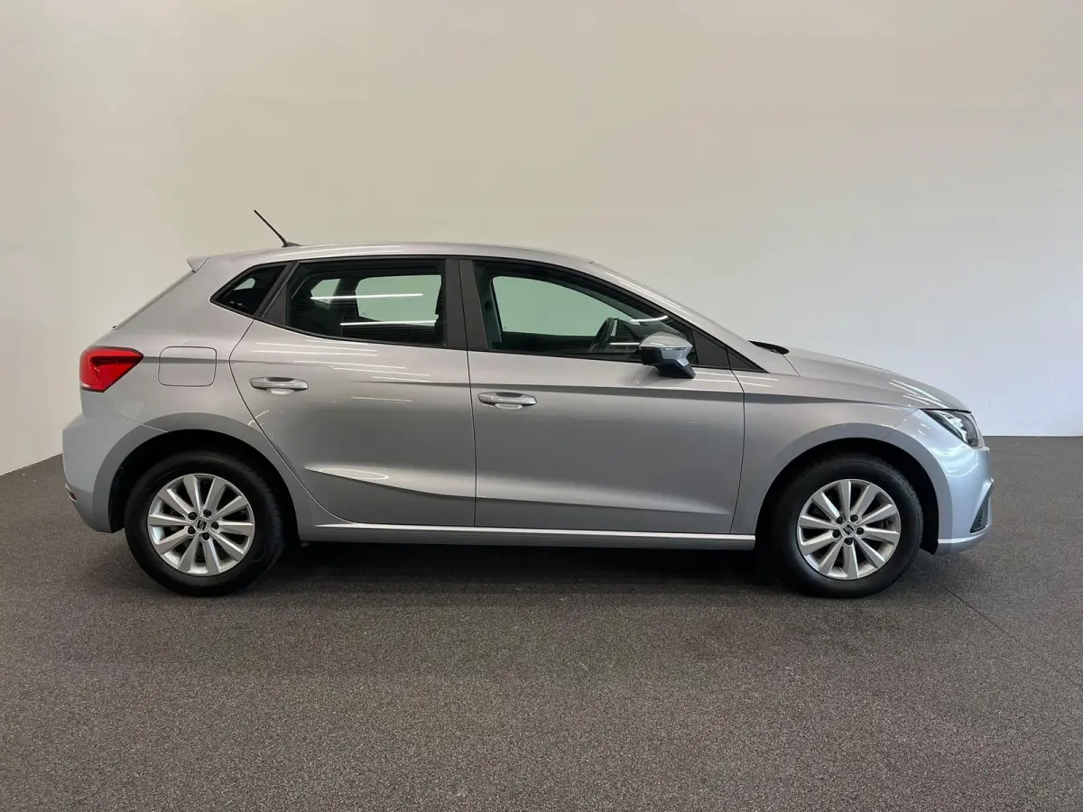 1.0 TSI 110 pk DSG Urban Silver Full LED Navi 9,2 inch CarPlay Climatronic PDC Cruise Lane Assist Front Assist DAB+ 15 inch LMV