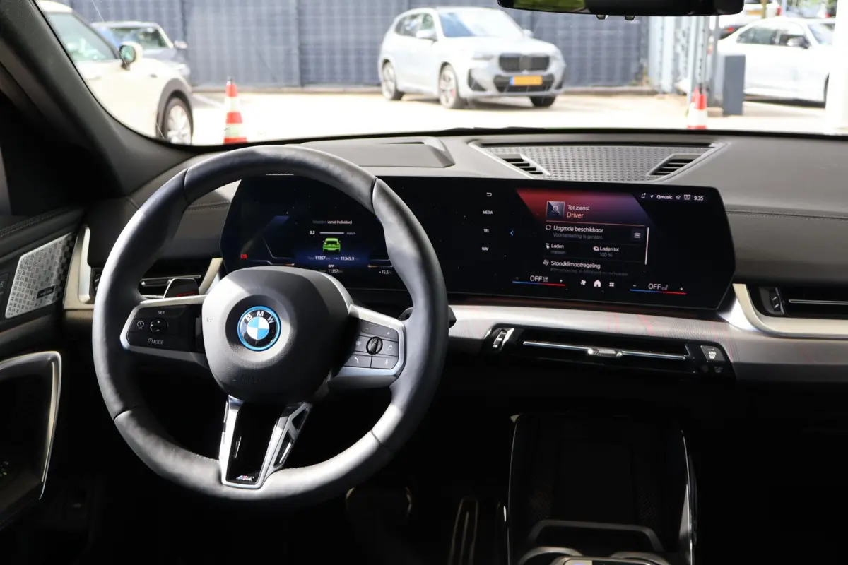 eDrive20 | SOH 100% | M Sportpakket Pro | Harman/Kardon | Head-Up Display | Driving Assistant Plus | Iconic Glow