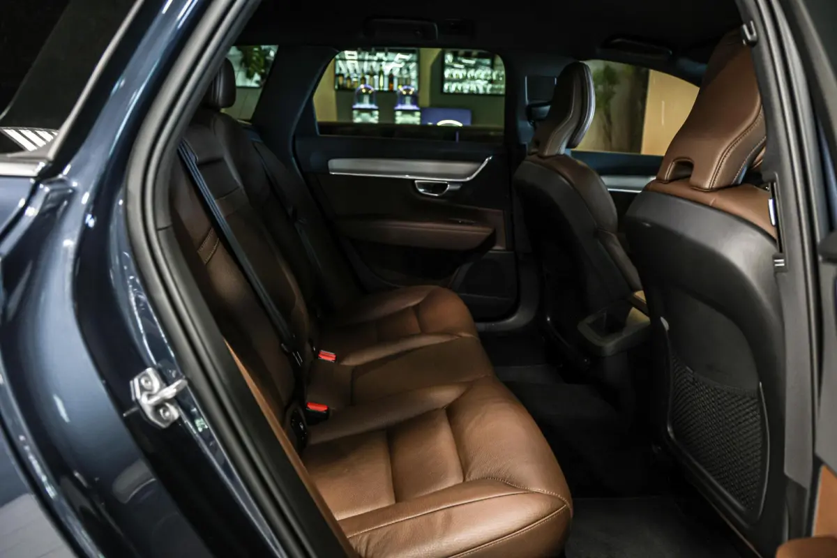 2.0 B4 Business Pro LEER TREKHAAK CAMERA CARPLAY NAVI ADAPTIEF CRUISE.