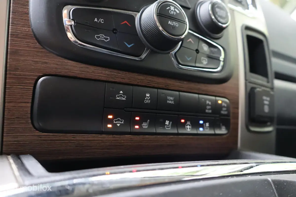 1500 5.7 V8 Crew Cab 5'7 Laramie | VOL OPTIES! |