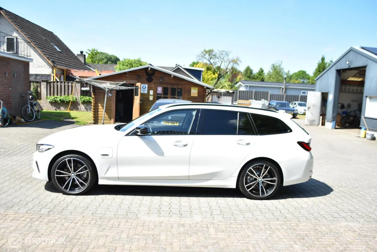 320E Aut LCI Curved display