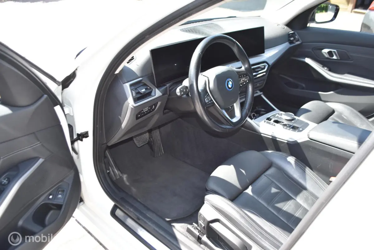 320E Aut LCI Curved display