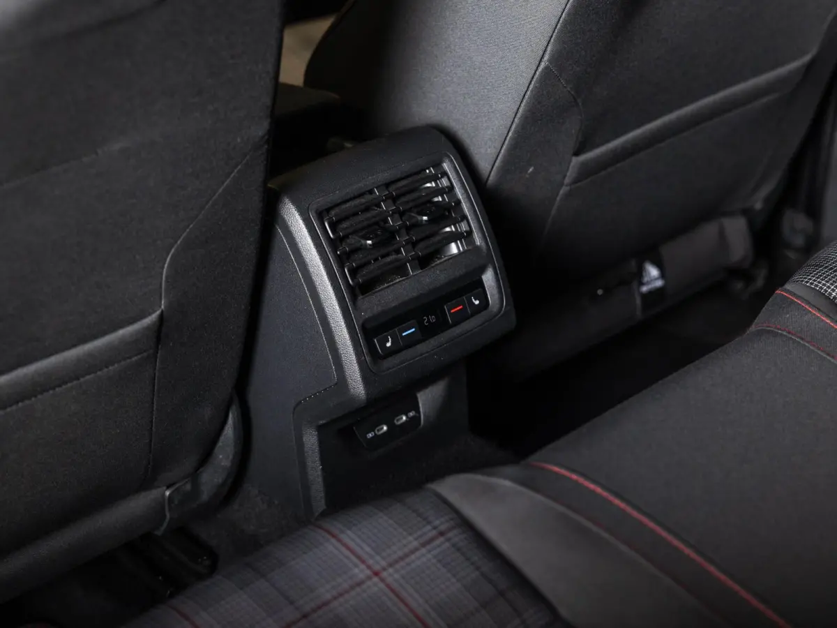 2.0 TSI GTI / 245pk / Achteruitrij camera / Dodehoek assistent / Stoel en stuurverwarming /